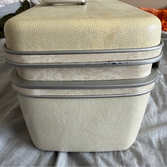 Vintage Samsonite Silhouette Train Case Cream Color w/Keys (8.5"H x 14.5"L x7"W) - Picture 13 of 15
